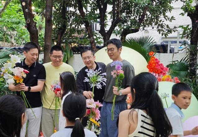 朱亚文一家四口齐聚餐厅！女儿送花感动全场，婚姻传言彻底粉碎？