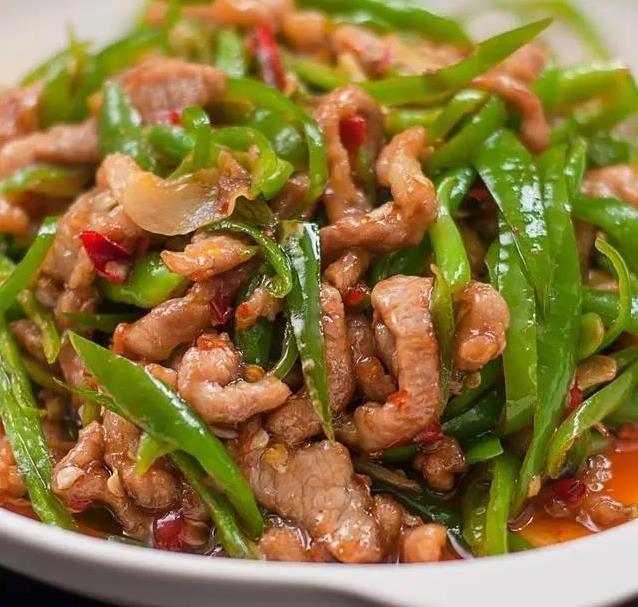 青椒肉丝先炒肉还是椒？顺序错了难怪柴，3步炒出饭店味