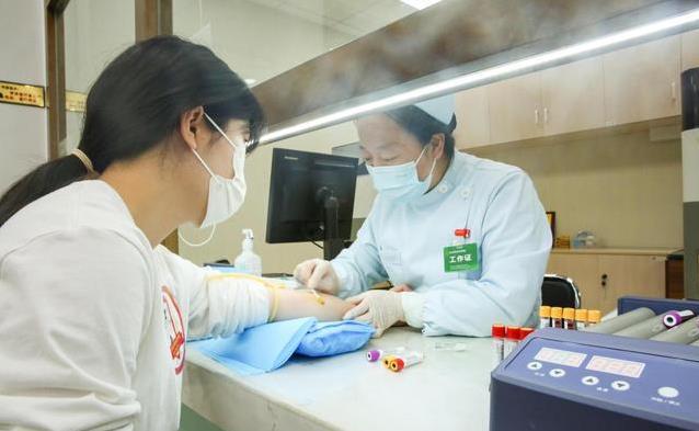 洗澡10分钟倒地不起，55岁大叔命没了！4个习惯害人你中招没？