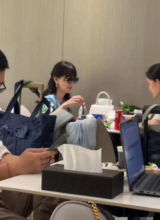 72岁赵雅芝机场吃泡面，瘦得像纸片人，拼劲为何这么猛？