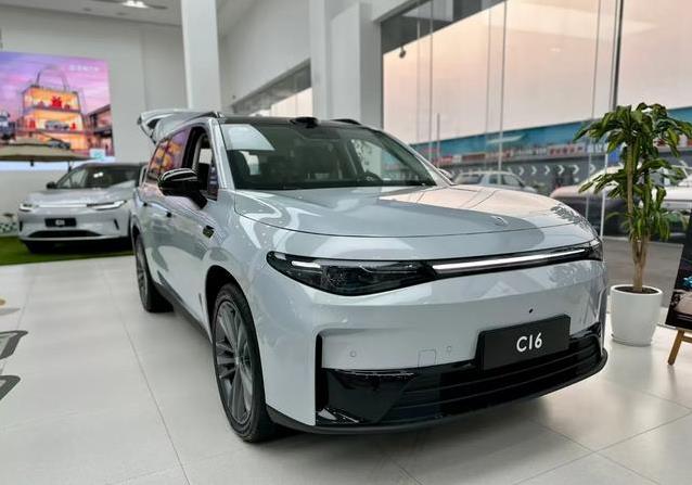 不到20万买冰箱彩电大沙发车，零跑C16升级70项，真值？