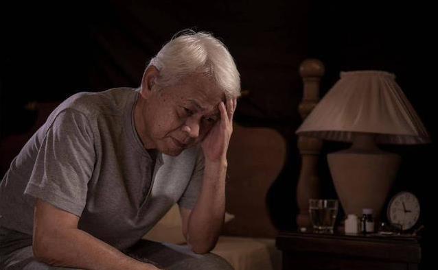老了最怕这6种病，疼得睡不着，你家老人中招了吗？