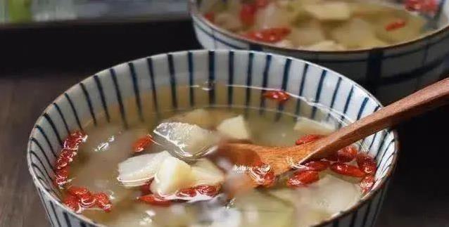 马蹄雪梨煮一锅，30分钟清甜上桌，喝完嗓子都舒服