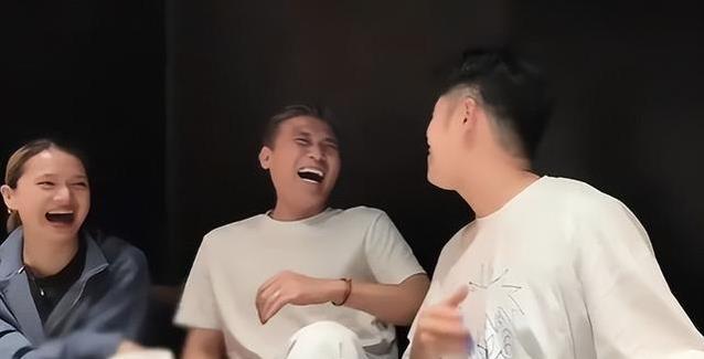 李乃文饭局带妻子，眼神满是爱意，她身份却让人意外