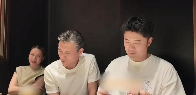 李乃文饭局带妻子，眼神满是爱意，她身份却让人意外