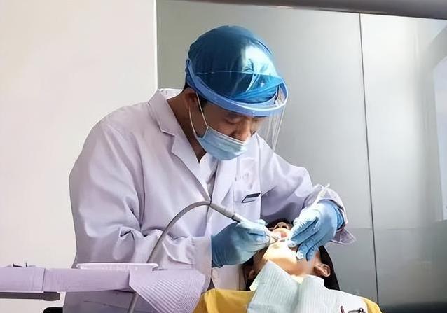 80岁啃排骨不费劲，50岁却戴假牙？医生揭秘牙齿真相