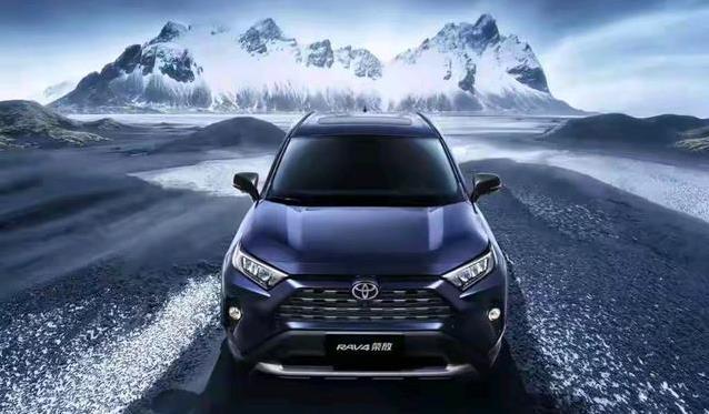13万买RAV4荣放够用吗？混动省油逆天，四驱雪地稳如牛
