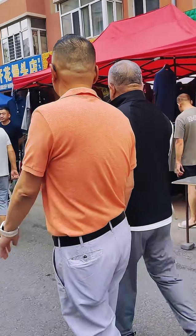 程煜早市逛得欢68岁仍精神，物流大佬付长明拍视频，交情藏多深？