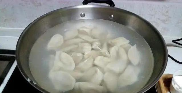 饺子一煮就破皮？奶奶教我这一招，3次加水全家夸