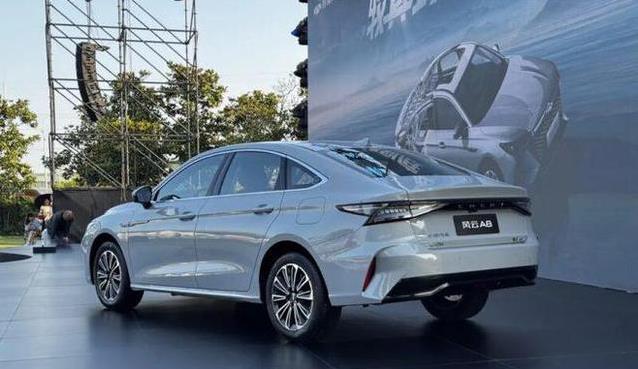 7.99万混动轿车风云A8，70km纯电续航，性价比真无敌？