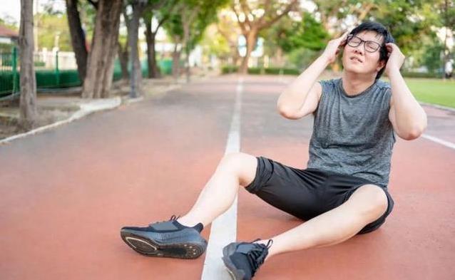 高温吃雪糕险丢命，医生警告这3件事别碰，喝水才最稳