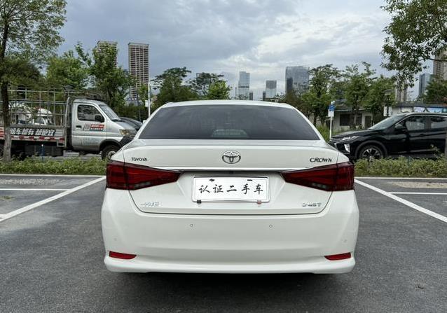 10万买8年皇冠2.0T，配置豪华真划算，车况却藏小秘密？
