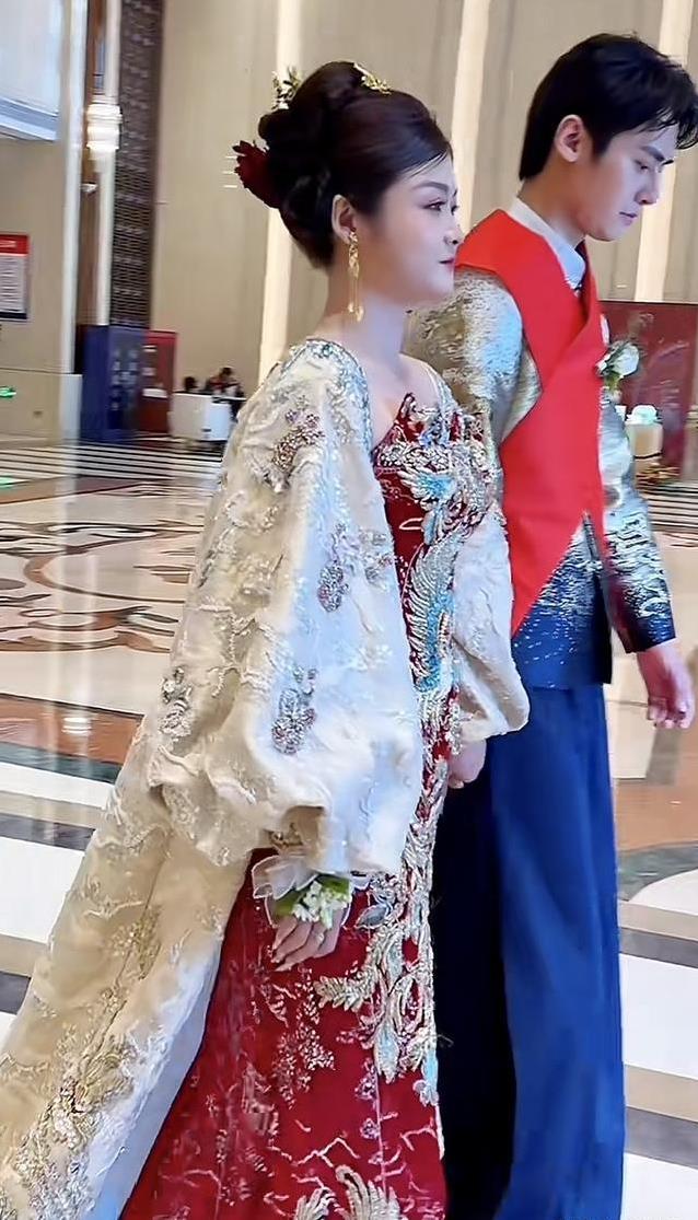宗峰岩52岁当公公，儿子婚礼帅翻全场，父子同框谁更抢镜？