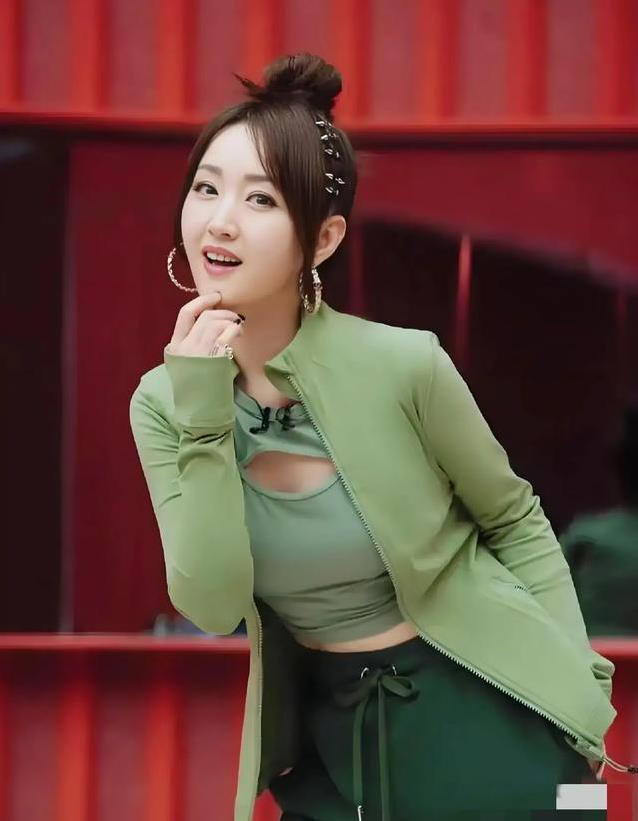 53岁杨钰莹同学聚会惊艳全场，身材脸蛋完胜同龄人，她咋做到的？