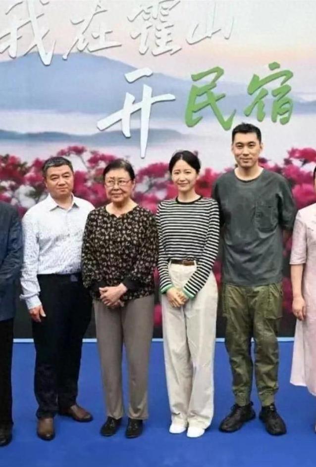 虎妞变老太，瑞士丈夫去世，她回国拍戏感动全网