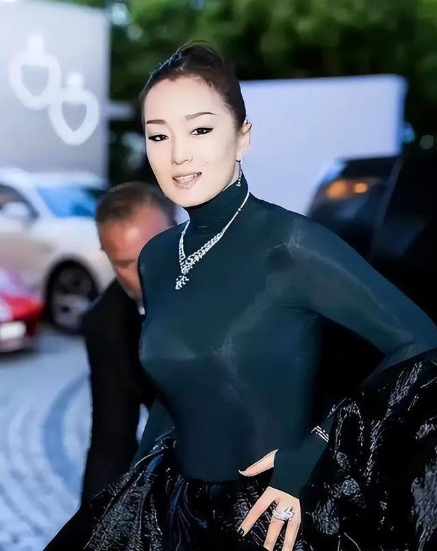 59岁巩俐机场甜靠老公，笑容满面像少女，76岁米歇尔却帅如壮年