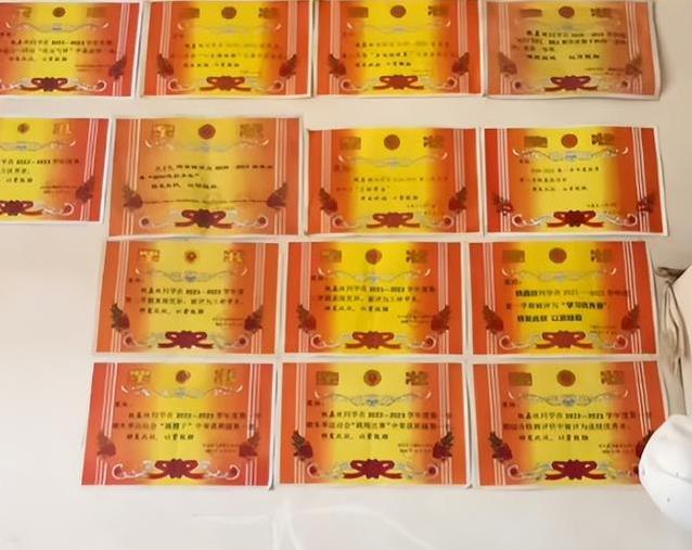 小女孩一笑成名，百万合同摆眼前，父母却做出惊人决定！