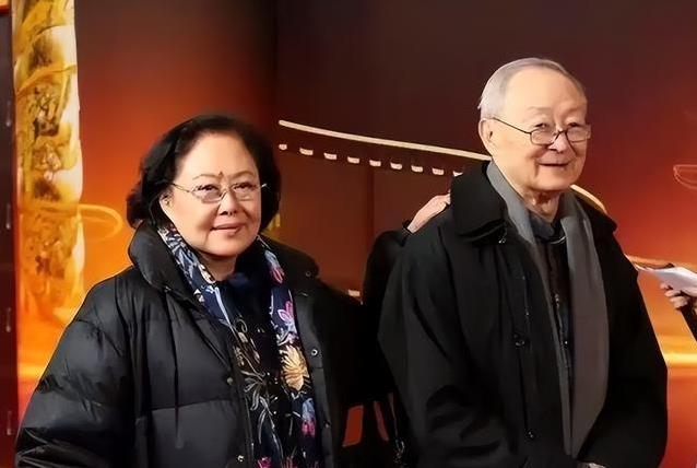 虎妞变老太，瑞士丈夫去世，她回国拍戏感动全网