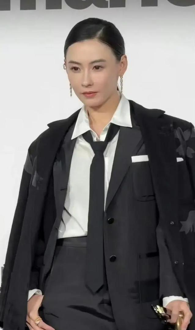 张馨予英气惊艳，张柏芝甜美抗老，她俩合影谁更美？