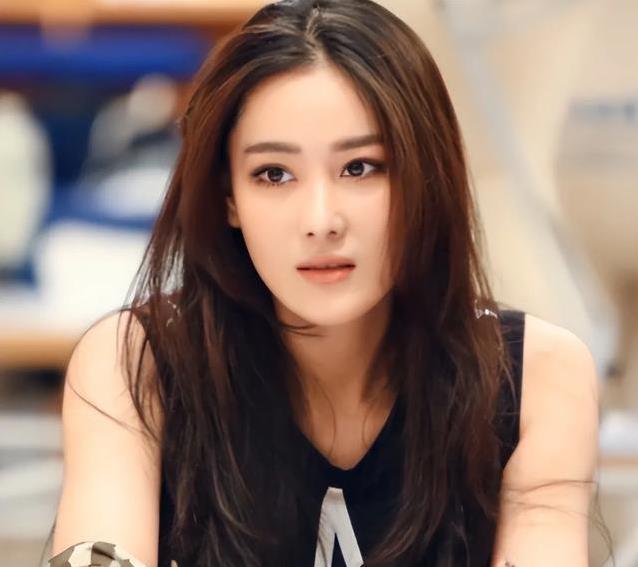 张馨予英气惊艳，张柏芝甜美抗老，她俩合影谁更美？