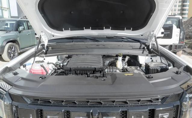 10万买越野神车？捷途旅行者硬刚路虎，性能翻倍价格砍半！