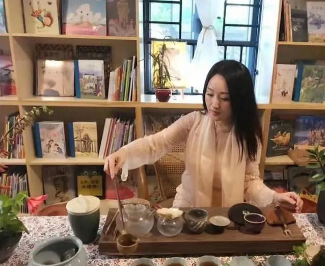 53岁杨钰莹同学聚会惊艳全场，身材脸蛋完胜同龄人，她咋做到的？
