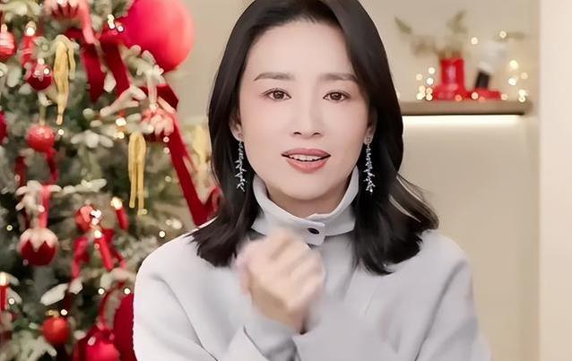 董洁从女神跌落谷底，靠直播翻身，如今在阿那亚开店当老板娘？