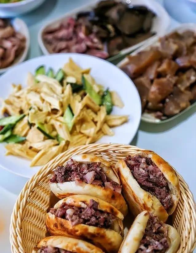保定美食有多香？驴肉火烧一口难忘，你敢来尝吗？