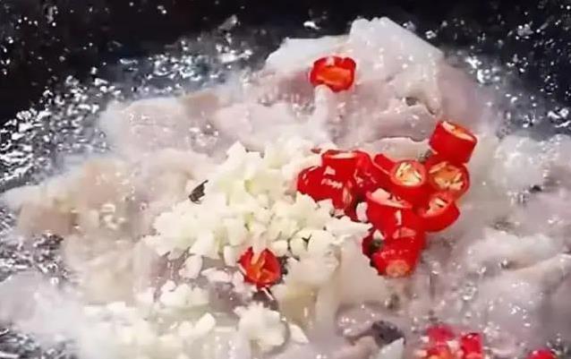 青菜别再傻傻清炒了，加五花肉香翻全家，10分钟端上桌？