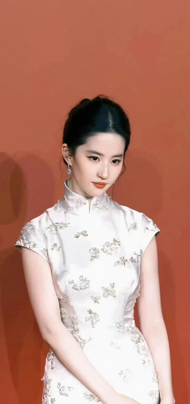 从15岁新人到国际巨星,刘亦菲20年逆袭,她凭啥这么火?_新闻看看