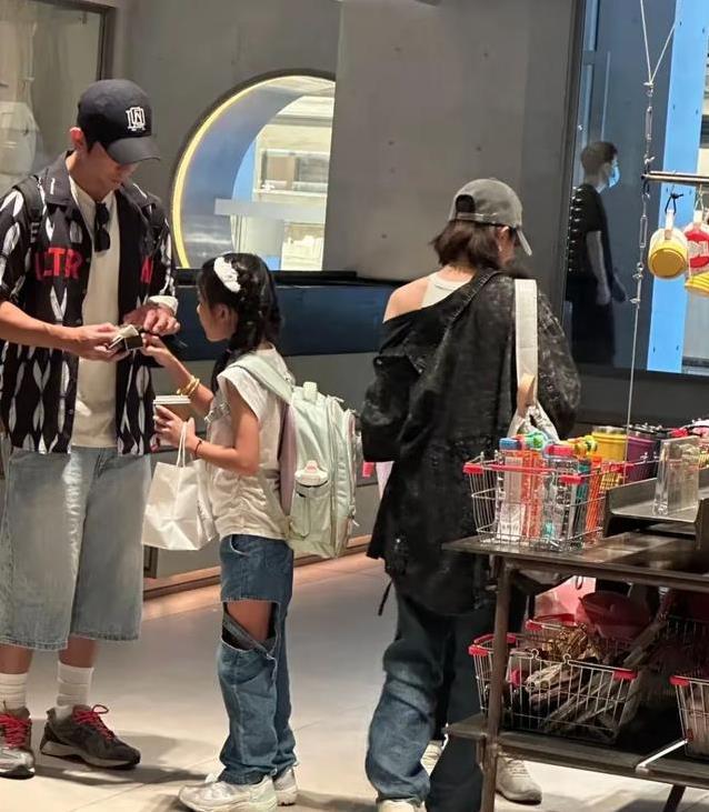 贾静雯50岁美如少女，成都街头带娃逛街，咘咘波妞谁更惊艳？