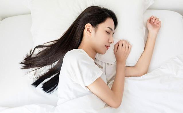夜里睡不好老喘气？4种异常信号响，肺部或在求救