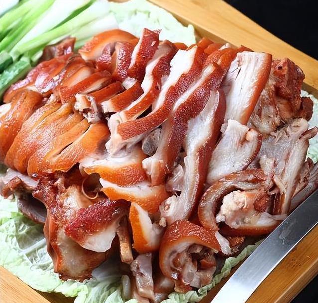 猪头肉被嫌油腻多年，医生却说：适量吃能补4种营养？