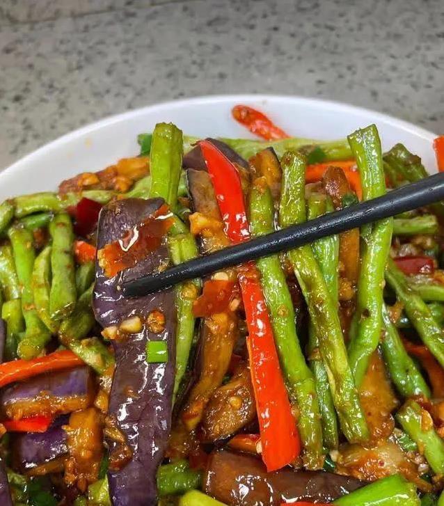 茄子豆角这样炒，香过大鱼大肉，10分钟上桌惊艳全家