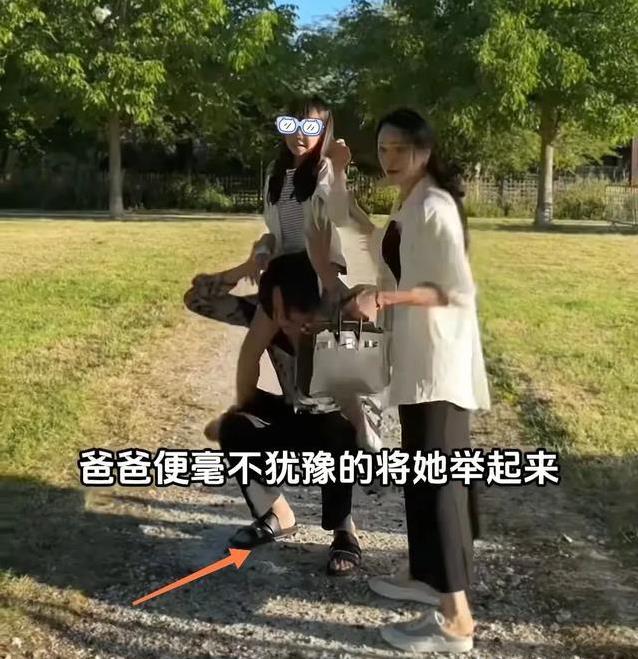 伊能静一家出国玩，秦昊变超宠奶爸，9岁米粒骑肩上幸福爆棚