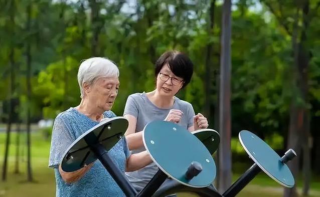 老张58岁走路喘，医生揭肌肉流失真相，你还在等退休？