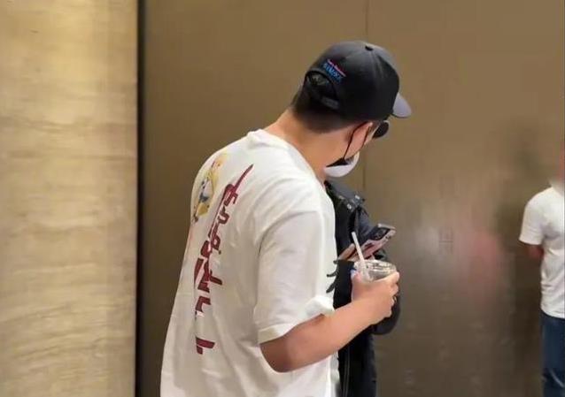 陈赫提车老婆说了算，张子萱喂蛋糕像哄娃，十年婚姻甜到炸？