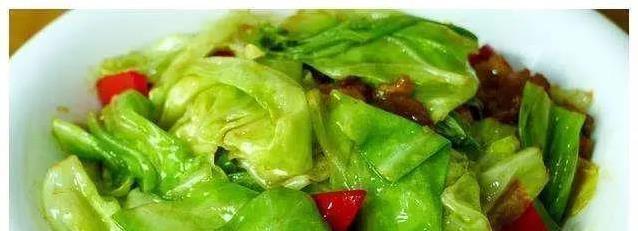 包菜焖土豆这样做，香到邻居敲门，家人都抢着吃