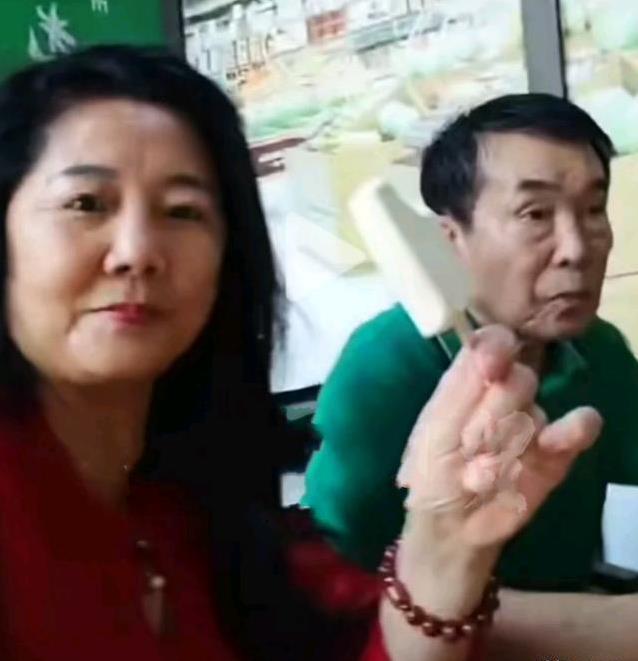 高秀敏去世20年后，77岁何庆魁新恋情曝光，甜蜜喂果子羡煞旁人