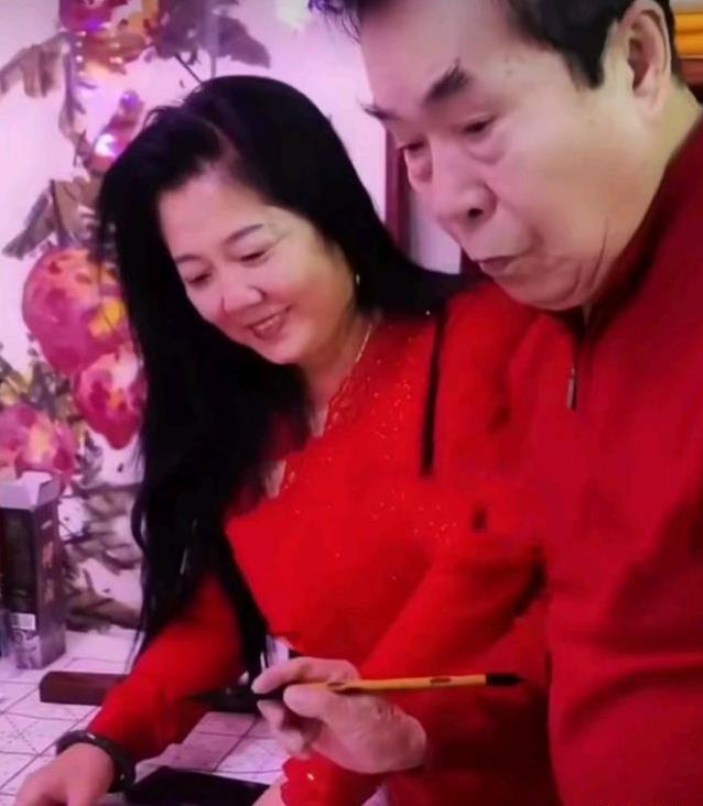高秀敏去世20年后，77岁何庆魁新恋情曝光，甜蜜喂果子羡煞旁人