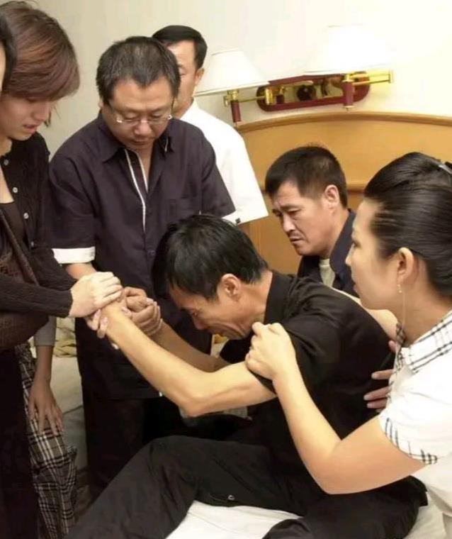 高秀敏去世20年后，77岁何庆魁新恋情曝光，甜蜜喂果子羡煞旁人