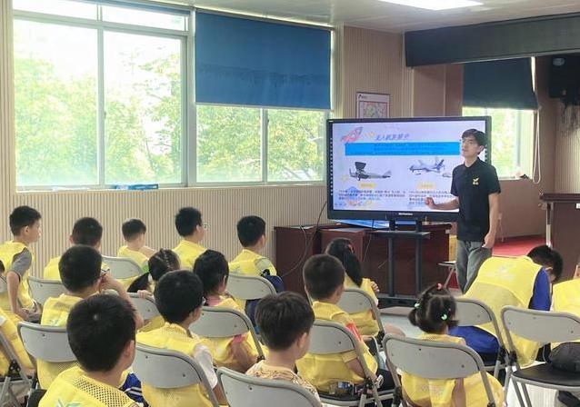 无人机飞进社区课堂，孩子玩嗨了，未来职业路却更宽