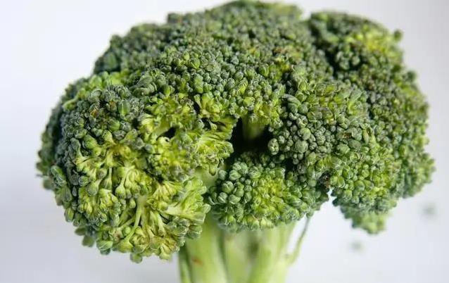 花菜白嫩西兰花翠绿,口感差别大,你更爱哪个?