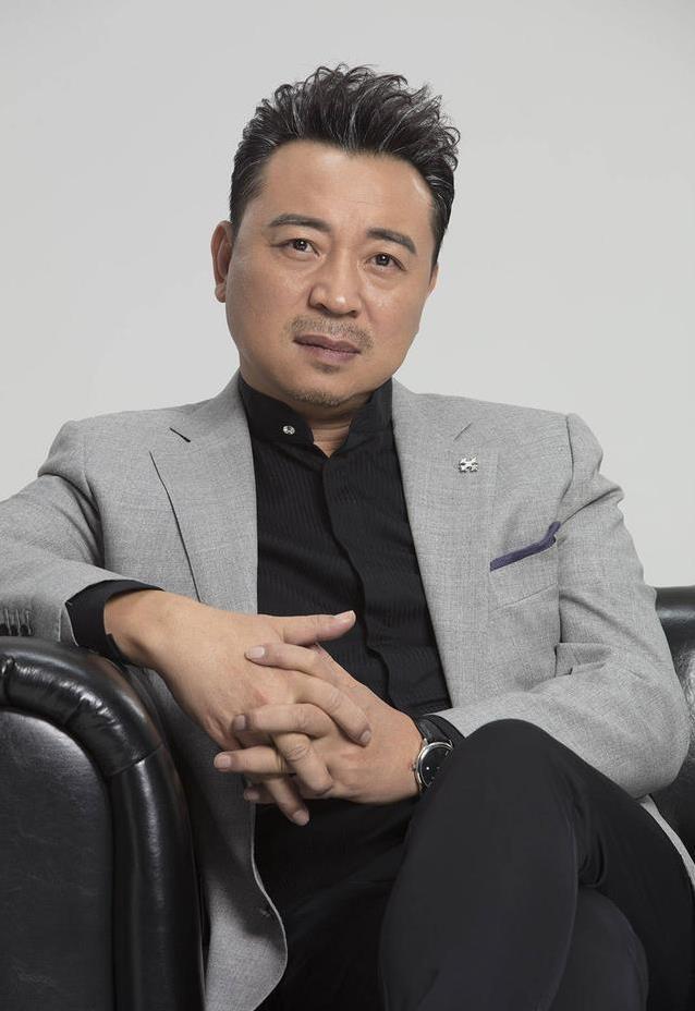 58岁老戏骨辞职追梦,两个小儿子成动力,他却不敢停下来