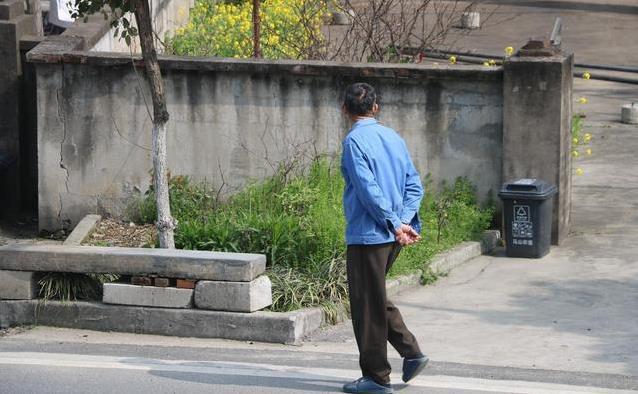 老人背手走路真能防摔倒?科学数据揭秘背后原因_新闻看看