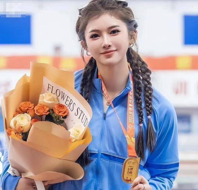 吴艳妮出征田径世锦赛 美丽与速度并存