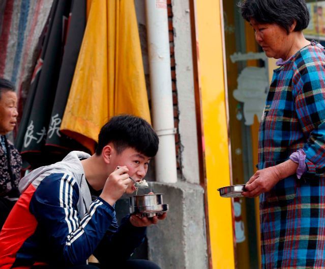 父亲允诺儿子考到哪就在哪买房，看到录取通知书懵了，喝起了闷酒