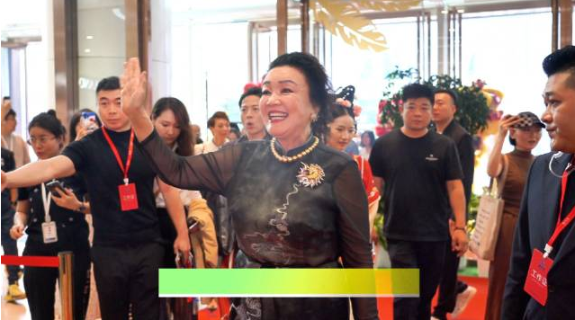 汪小菲母亲张兰现身西安，为麻六记西安赛格店开业站台