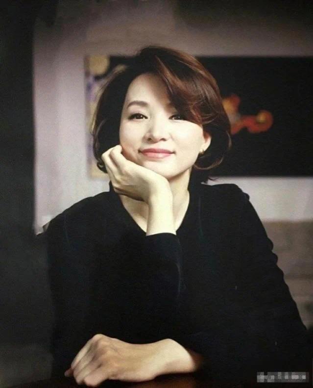 雍和宫偶遇董卿一路和大师倾谈交流 戴口罩和佛珠(2)