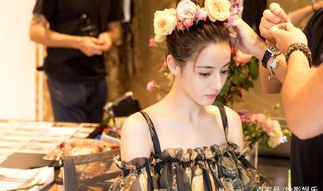 迪丽热巴抹胸刺绣高定 奢华背后的反思